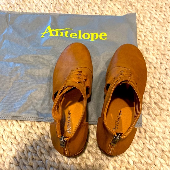 Antelope Collection Size 40, beautiful leather and brand new with dust bag. - Picture 9 of 11